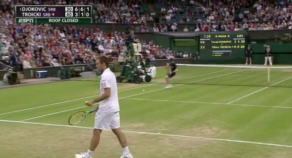 A Wimbledon, un fan hurle son conseil pour battre Djokovic