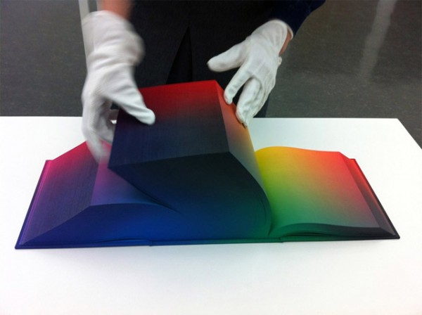 RGB Colorspace Atlas, le livre qui contient toutes les couleurs