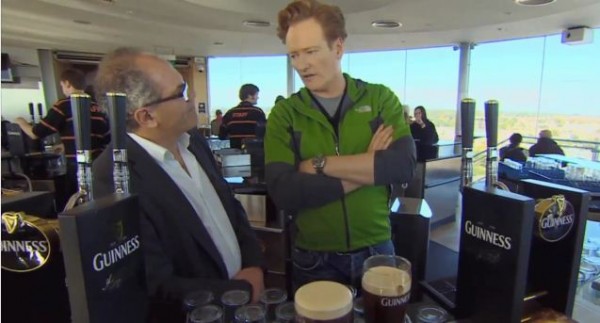 Conan visite le musée Guiness mais veut juste goûter la bière